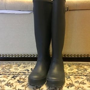 Cute comfy rubber rain boots. Navy blue.
